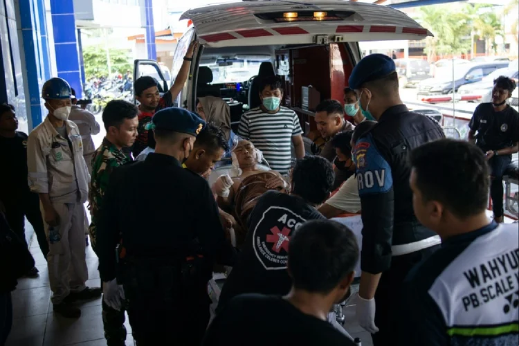 Funcionário ferido levado para hospital na província indonésia de Sulawesi (Agence France-Presse/AFP Photo)