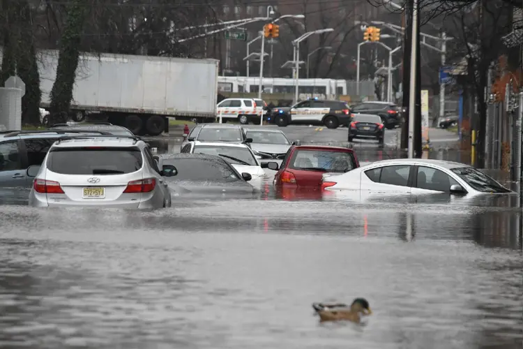 Tempestade nos EUA: chuva forte deixou estrada alagada em Nova Jersey (Kyle Mazza/Getty Images)