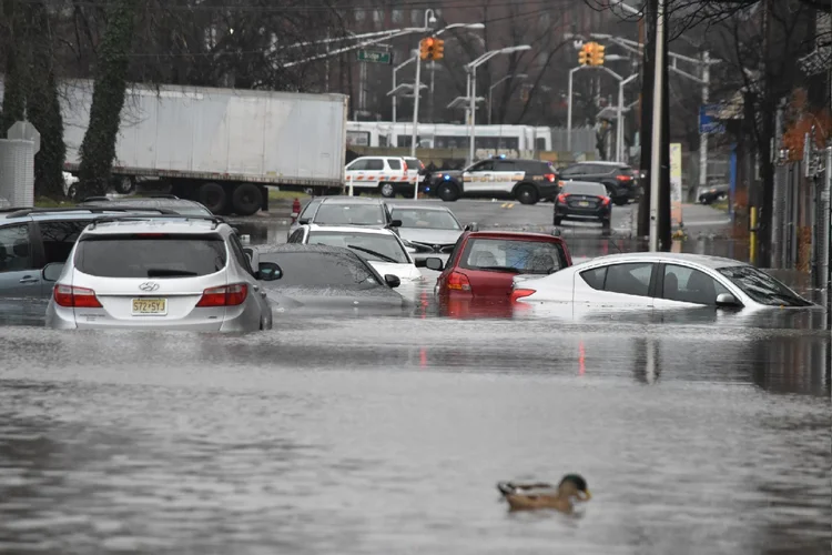 Tempestade nos EUA: chuva forte deixou estrada alagada em Nova Jersey (Kyle Mazza/Getty Images)