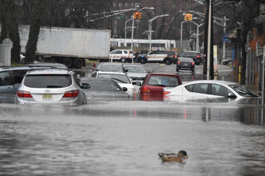 Nos EUA, tempestade corta energia, suspende voos e inunda estradas no nordeste do país