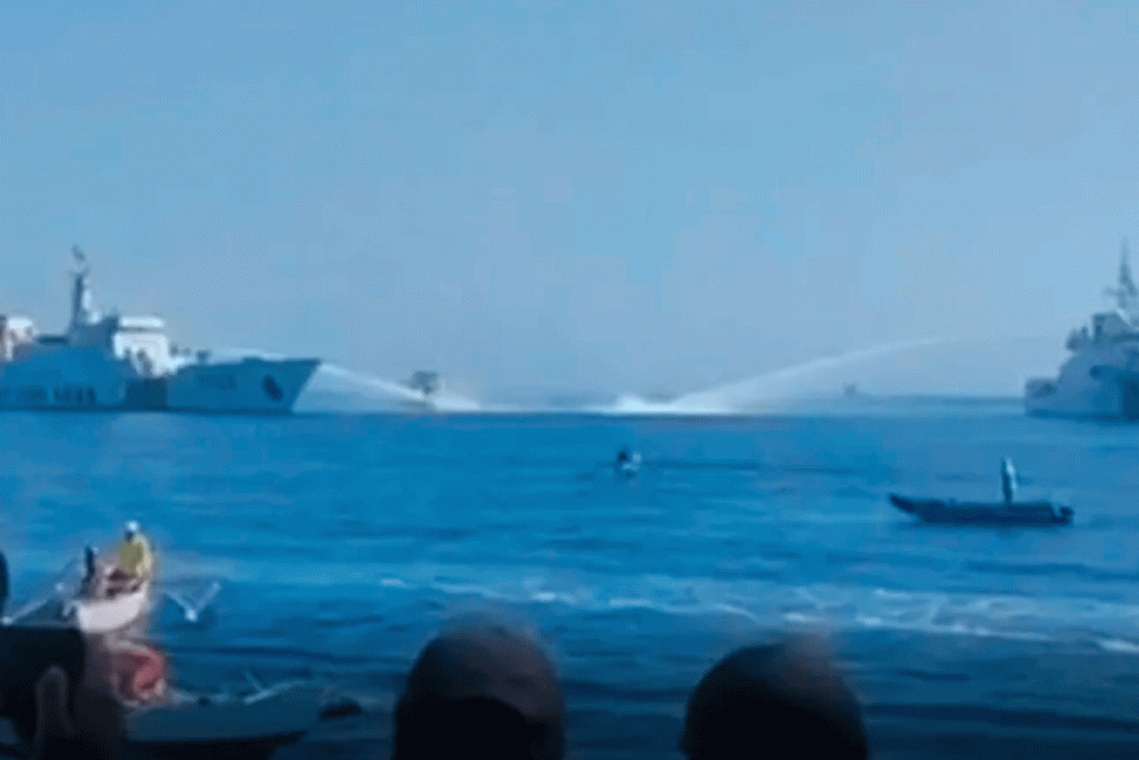Navios chineses: vídeo mostra ataque de canhões de água para obstruir a passagem de três navios (Twitter/Reprodução)