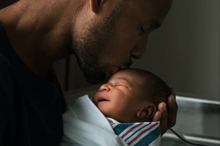 PL do Pai Presente visa aumentar significativamente o tempo destinado aos pais no cuidado com seus filhos (Ariel Skelley/Getty Images)