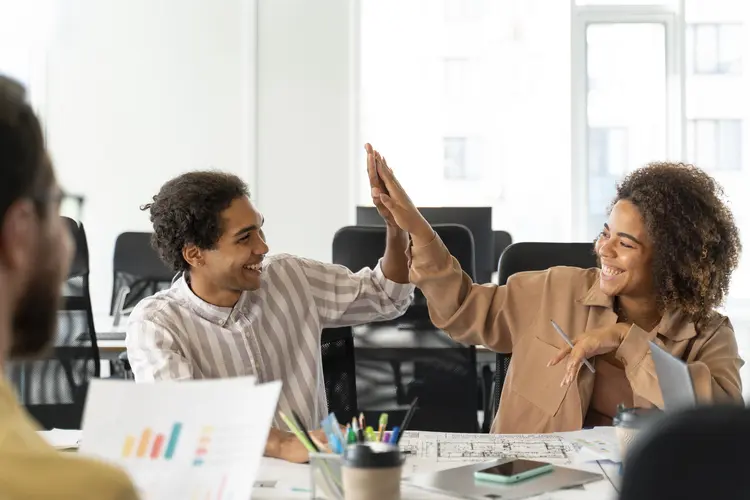 Funcionários são mais felizes quando trabalham em empresas sustentáveis, afirma estudo (Freepik/Freepik)