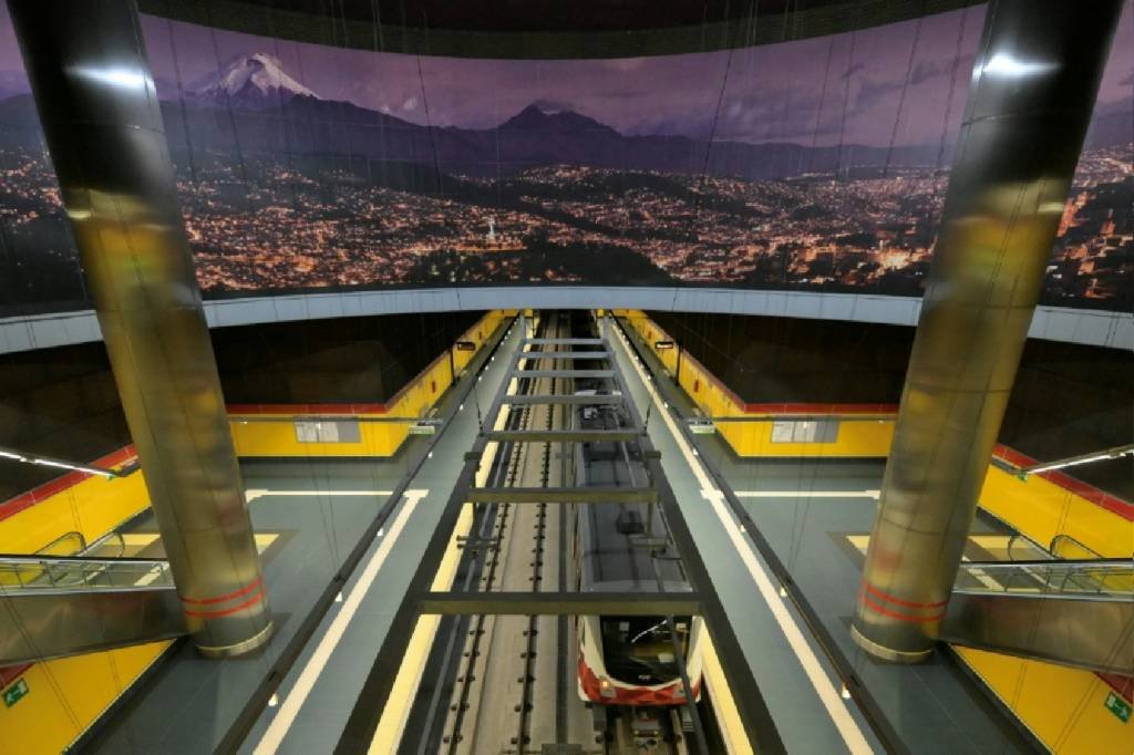 Trem da linha 1 do metrô de Quito chegando à estação Iñaquito, em 1º de dezembro de 2023 (Agence France-Presse/AFP Photo)