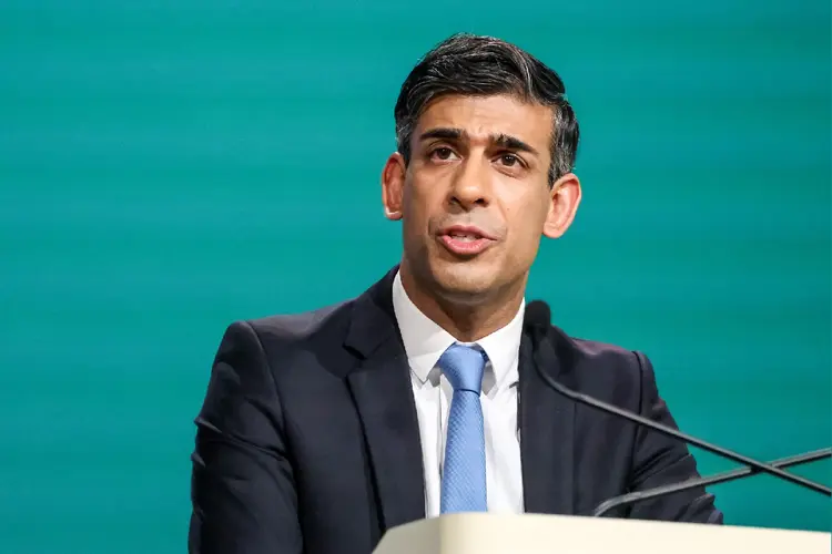 Rishi Sunak: premier britânico enfrenta dificuldades em seu governo (Dominika Zarzycka/Getty Images)