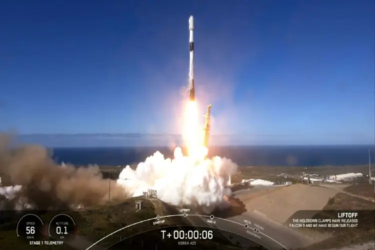 SpaceX mostra lançamento do foguete Falcon 9 levando um satélite sul-coreano na base Vandenberg, na Califórnia (Agence France-Presse/AFP Photo)