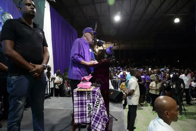 O ex-presidente do Suriname Desi Bouterse durante um comício em Paramaribo, em 16 de dezembro de 2023 (Agence France-Presse/AFP Photo)