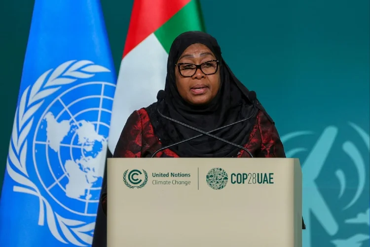 Presidente da Tanzânia, Samia Suluhu Hassan, fala durante conferência mundial sobre o clima COP28 (Agence France-Presse/AFP Photo)