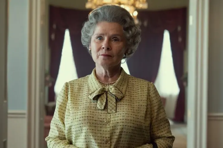 The Crown: Imelda Staunton interpreta a rainha Elizabeth II nas temporadas finais da série (Netflix/Divulgação)