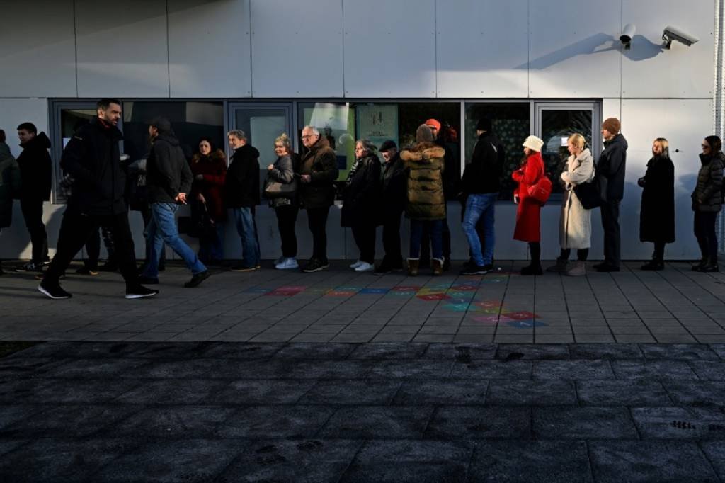 Sérvios votam em eleições legislativas em momento de inflação recorde no país