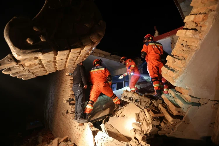 China: terremoto danificou milhares de casas e obrigou os moradores a correr para as ruas, em um período do ano de temperaturas gélidas (AFP/AFP Photo)