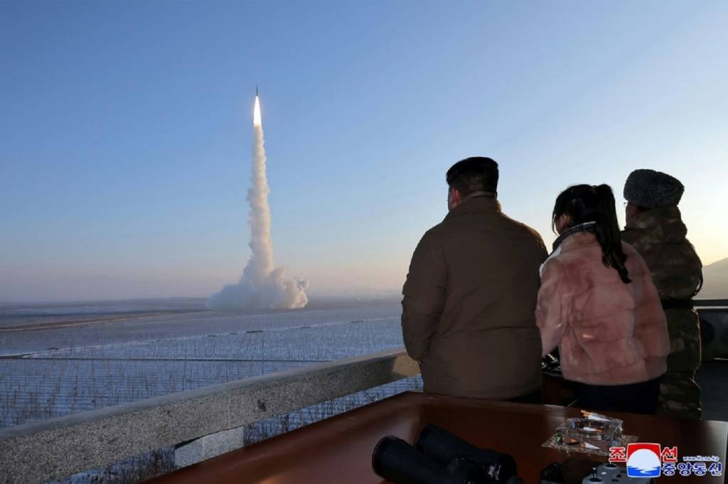 Kim Jong Un faz alerta aos Estados Unidos após lançamento de míssil balístico