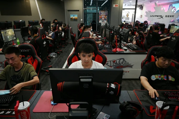 A China adotou as primeiras restrições ao setor de jogos eletrônicos em 2021, quando estabeleceu limites ao tempo que os menores de idade podem passar jogando online (AFP/AFP Photo)