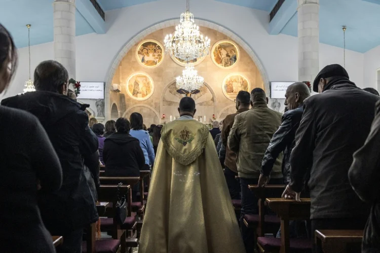 Este ano, os fiéis rezam pela paz e lamentam os mortos (Laurie Churchman/AFP)