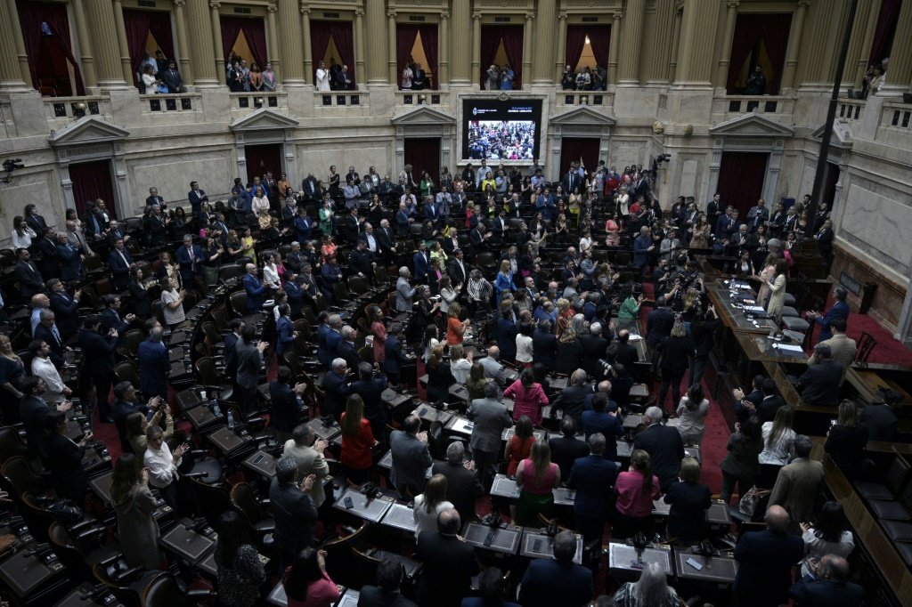 Reformas de Milei: Congresso retoma debate após repressão policial