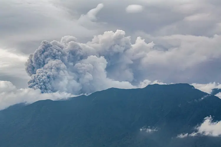 Vulcão na Indonésia: A erupção do Monte Marapi, localizado na ilha de Sumatra, começou às 14h54 locais (AFP/Divulgação)