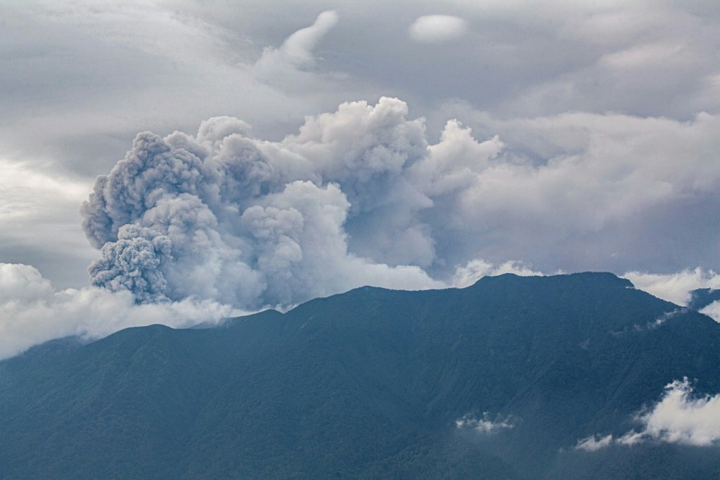 Vulcão entra em erupção no oeste da Indonésia
