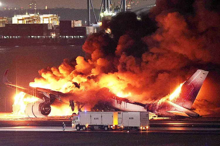 Acidente de avião no Japão: A Japan Airlines afirmou que todos os passageiros conseguiram escapar da aeronave (AFP)