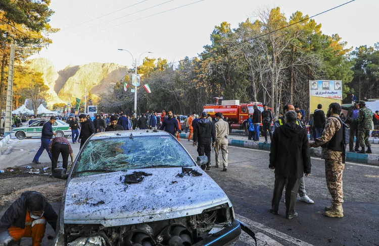 Explosões, no Irã:  Imagem mostra equipes de emergência socorrendo feridos após explosões perto do túmulo do comandante iraniano Qassem Soleimani (Sare Tajalli / ISNA / AFP/AFP)