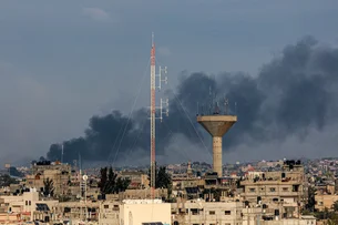 Israel bombardeia Gaza e tensões continuam na fronteira com o Líbano