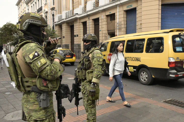 Soldados patrulham centro de Quito, na terça, 9 (AFP)