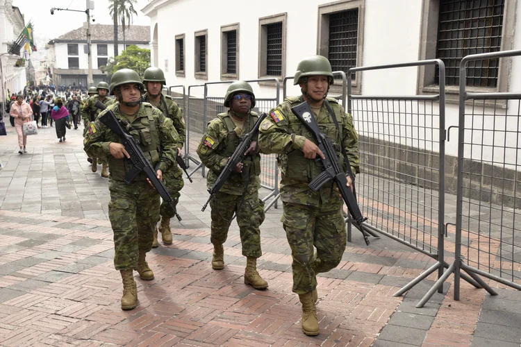 O Peru regulamenta a venda e o porte de armas sob licença e em casos excepcionais (Rodrigo Buendia/AFP)