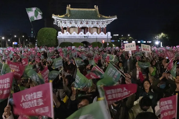Eleições em Taiwan: apoiadores do partido DPP, governista, durante ato em Taipei (Alastair Pike/AFP)