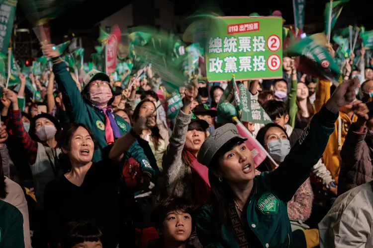 Apoiadores do partido DPP durante comício em Tainan, na sexta, 12 (Yasuyoshi Shiba/AFP)