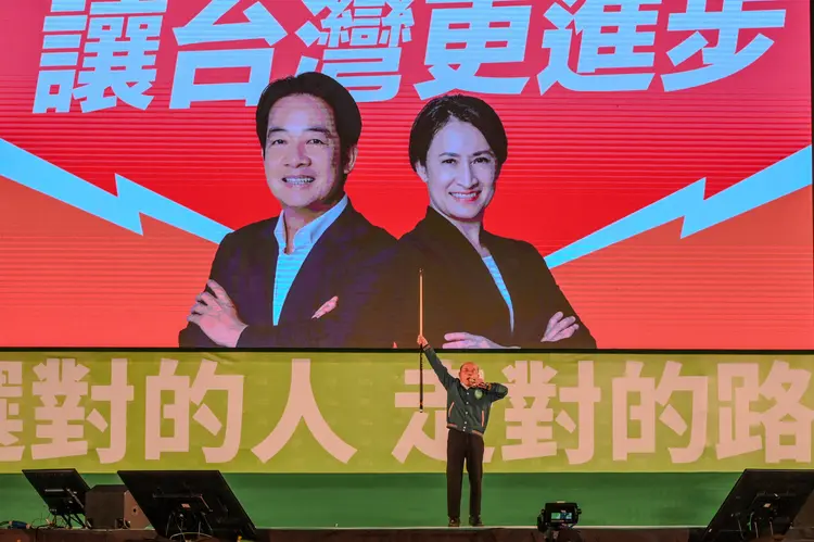 Foto de Lai Ching-te, candidato à presidente, exibida em telão durante comício em Nova Taipei, ao lado de Hsiao Bi-khim, candidato à vice (Sam Yeh/AFP)