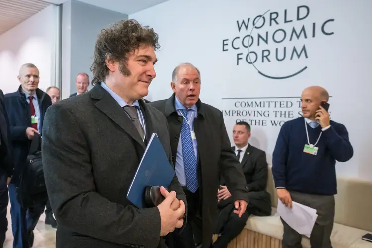 Javier Milei, ao chegar no Fórum Econômico Mundial, em Davos
 (Fabrice Coffrini/AFP)