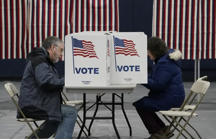 Eleitores votam em Concord, New Hampshire, nesta terça, 23 (Timothy Clary/AFP)