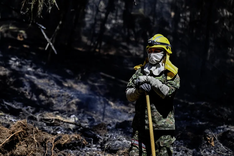 Bombeiro que trabalha no combate ao fogo em Nemocón, Colômbia (Luis Acosta/AFP)