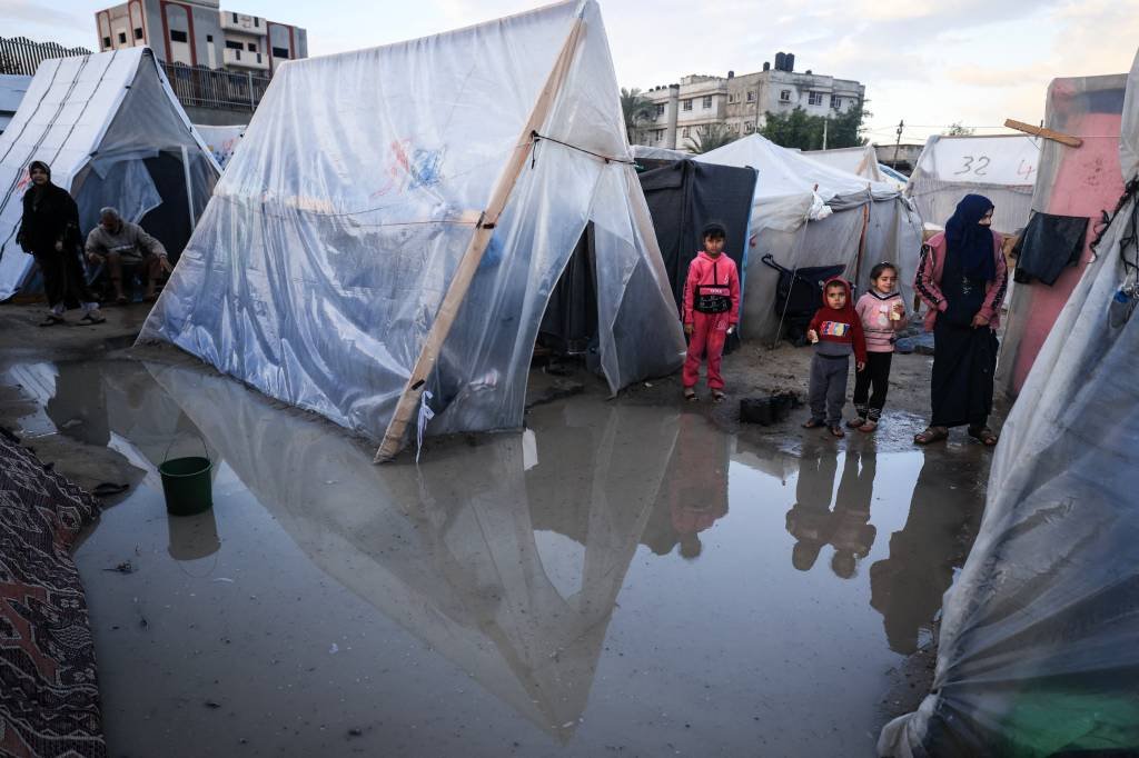 Acampamento de palestinos que tiveram de deixar suas casas para fugir da guerra, em Rafah, na Faixa de Gaza (AFP)