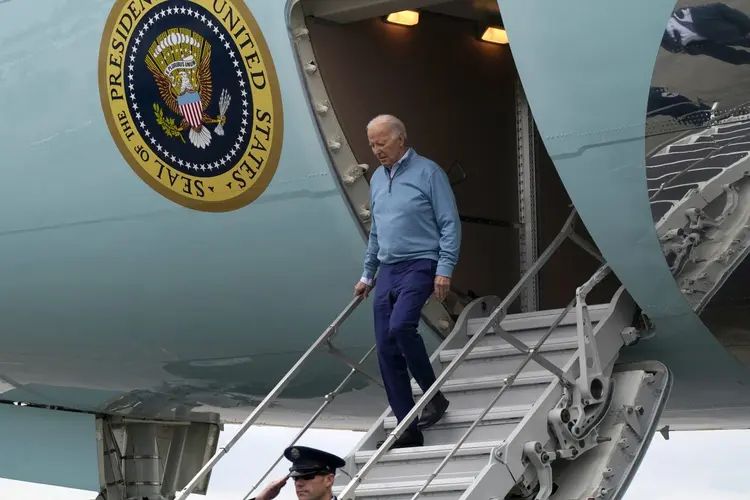 O presidente Joe Biden, ao desembarcar em West Columbia, Carolina do Sul, para um evento de campanha no sábado, 27 de janeiro (Kent Nishimura/AFP)