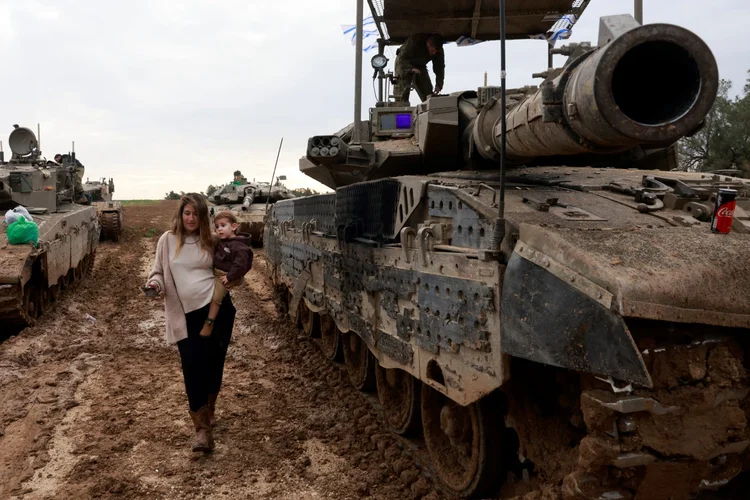 A ONU estima que 2,2 milhões dos 2,4 milhões de habitantes de Gaza estão à beira da fome (Menahem Kahana / AFP/AFP Photo)