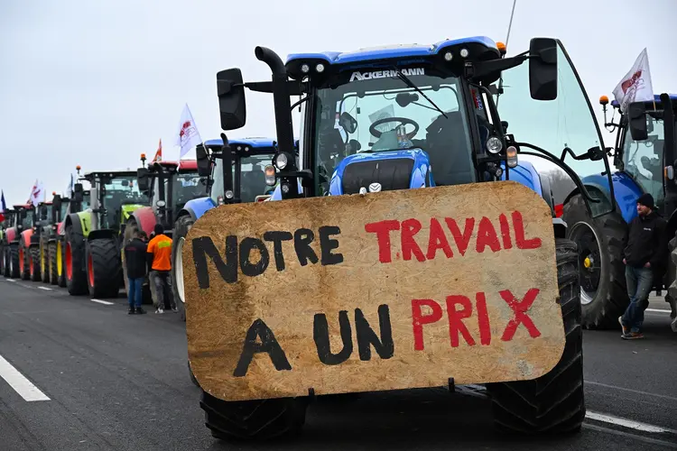 Greve na França: A bordo de tratores, os agricultores iniciaram na segunda-feira um "cerco da capital com duração ilimitada" (Bertrand GUAY/AFP Photo)