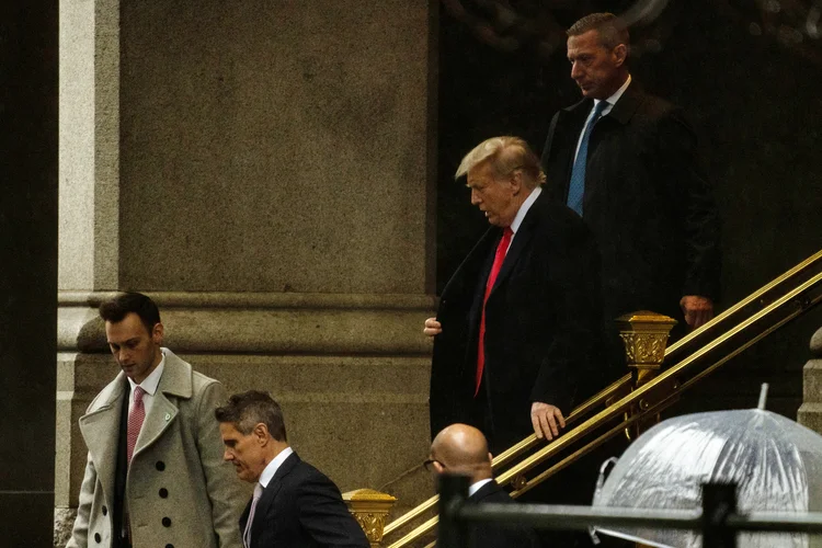 O ex-presidente Donald Trump, ao deixar hotel onde deu entrevista coletiva após audiência em tribunal de Washington (Kent Nishimura/AFP)