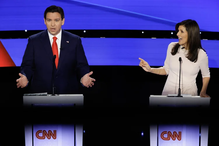 Ron DeSantis e Nikki Haley, durante debate na quarta-feira, em Des Moines, Iowa (Chip Somodevilla/AFP)