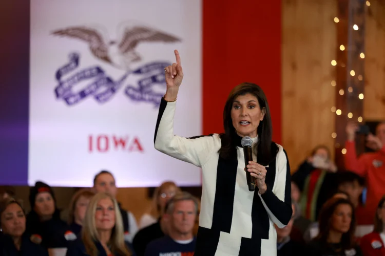 
Nikki Haley, candidata à Presidência, durante comício em Adel, Iowa, nesta segunda, 15 (Joe Raedle/AFP)