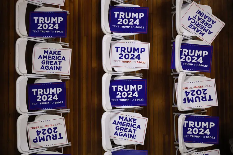 Cartazes de campanha de Trump em Rochester, New Hampshire (Chip Somodevilla//AFP)