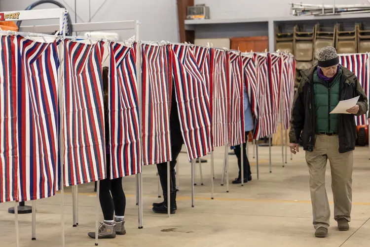 Votação nas primárias em New Hampshire, na cidade de Loudon (Tasos Katopodis/AFP)
