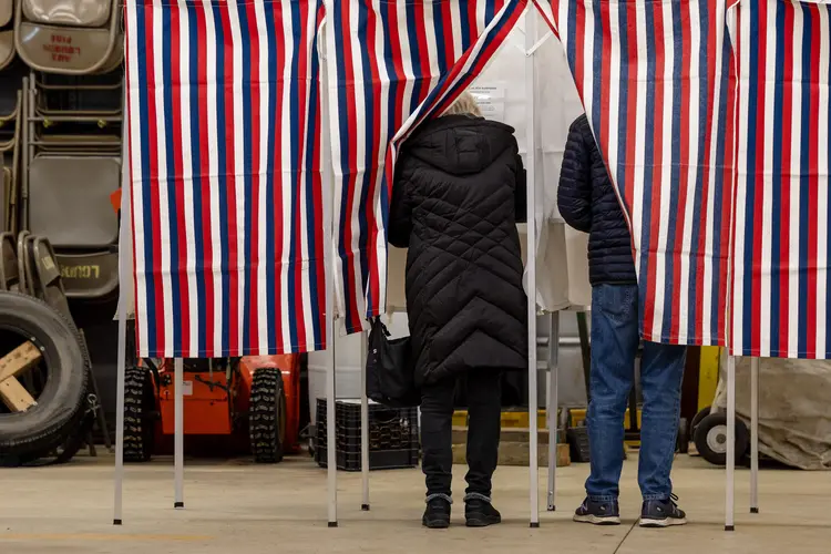 Cabine de votação nos EUA: além dos cidadãos que moram no país, democratas querem atrair os 6,5 milhões de expatriados aptos para votar neste ano (AFP/AFP)