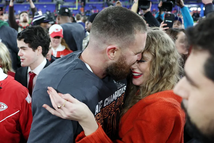 Travis Kelce e Taylor Swift celebram vitória que levou o Kansas Chiefs ao Super Bowl (Patrick Smith /AFP)