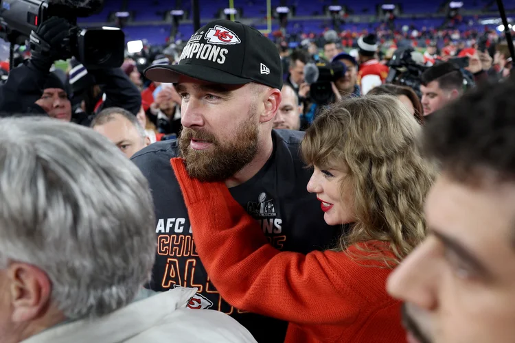 BALTIMORE, MARYLAND - JANUARY 28: Travis Kelce #87 of the Kansas City Chiefs celebrates with Taylor Swift after a 17-10 victory against the Baltimore Ravens in the AFC Championship Game at M&amp;T Bank Stadium on January 28, 2024 in Baltimore, Maryland.   Patrick Smith/Getty Images/AFP (Photo by Patrick Smith / GETTY IMAGES NORTH AMERICA / Getty Images via AFP)