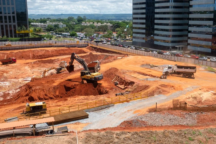 Obras: CMN deve reduzir de 15% para 10% o percentual permitido para aplicações em cotas de FIPs (Hugo Barreto/Divulgação)