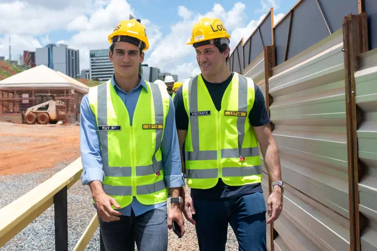 Os irmãos Ruy Hernandez (esquerda) e Luiz Felipe Hernandez (direita), fundadores da construtora e incorporadora Lotus Cidade, de Brasília (DF): empreendimento Lotus Tower será a segunda maior laje corporativa do País (Hugo Barreto/Divulgação)