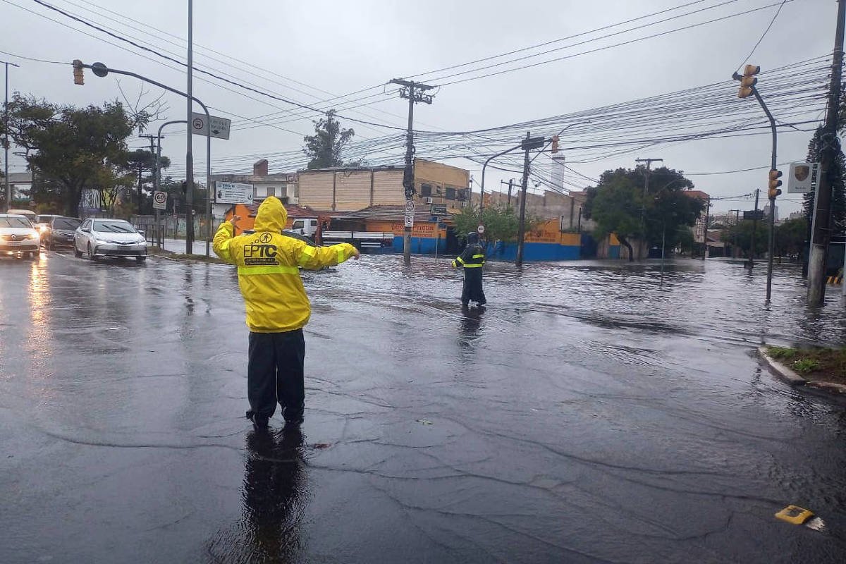 Temporal no RS: Porto Alegre tem caos com alagamentos, granizo e queda de árvores