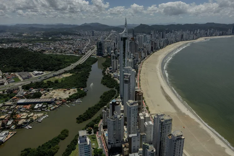 Balneário Camboriú, onde ficam sete das 10 torres residenciais mais altas do Brasil (Maira Erlich/Bloomberg)