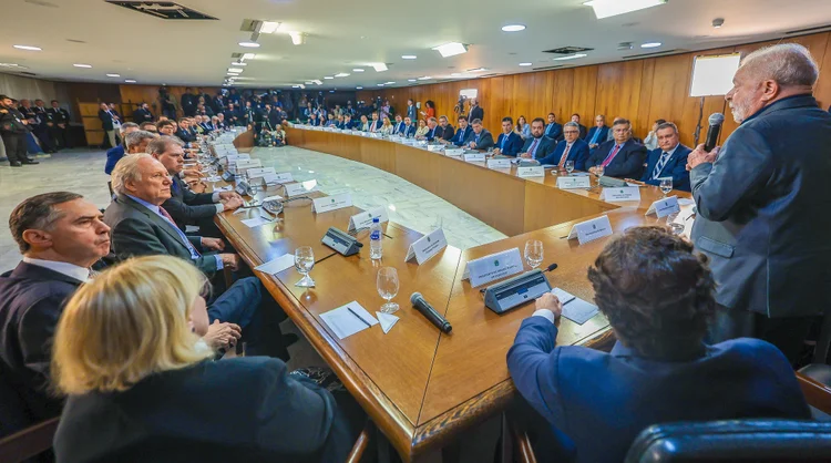 O presidente da República, Luiz Inácio Lula da Silva durante reunião com Governadores, presidente da Câmara dos Deputados, deputado Arthur Lira, vice-presidente do Senado, senador Veneziano Vital do Rêgo, presidente do Supremo Tribunal Federal (STF), ministra Rosa Weber, ministros do STF Ricardo Lewandowski, Roberto Barroso e Dias Toffoli, ministro da Casa Civil, Rui Costa, ministro da Secretaria de Relações Institucionais, Alexandre Padilha, e ministro da Justiça, Flávio Dino. - Crédito:  Ricardo Stuckert/PR (Ricardo Stuckert/PR/Divulgação)