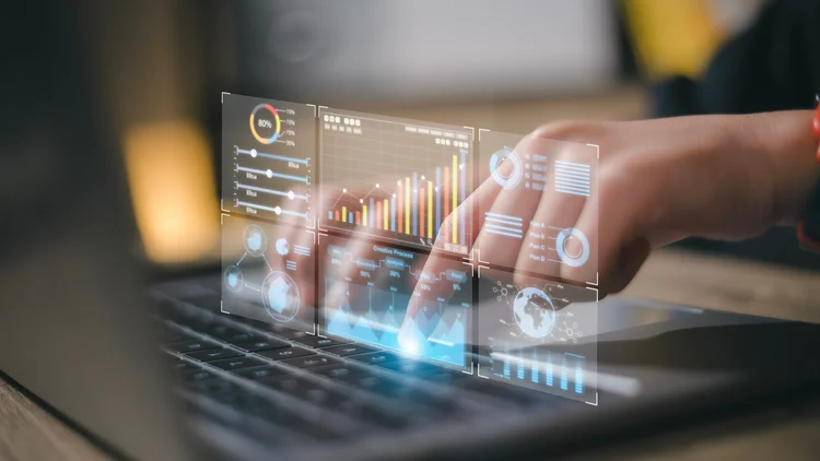 Data analyst working on business analytics dashboard with charts, metrics and KPI to analyze performance and create insight reports for operations management. (AdobeStock/Reprodução)